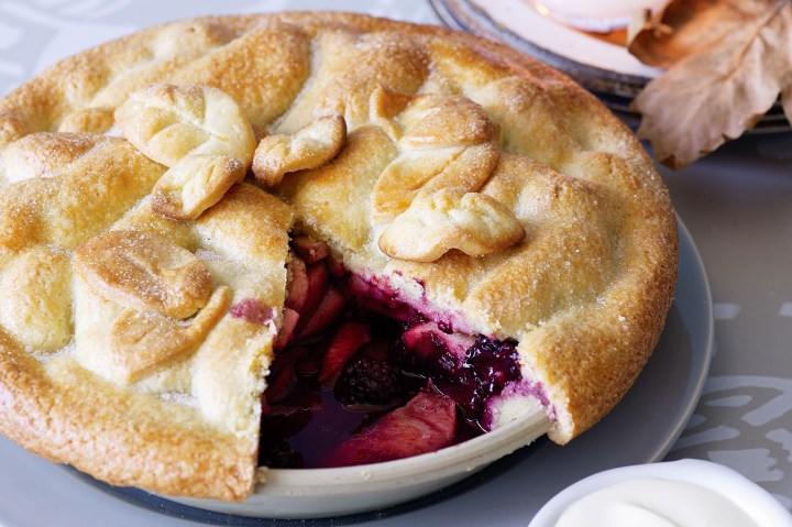 apple-and-blackberry-pie-70862-1.jpeg